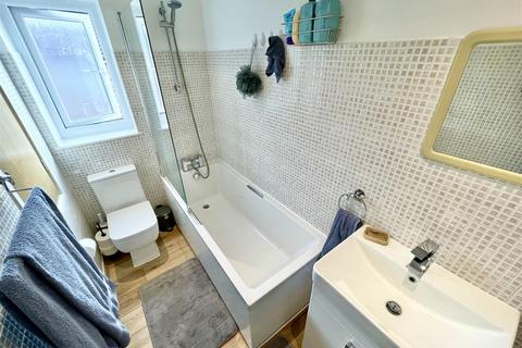 8 Whimbrel Close, Bradford, BD8 0RJ