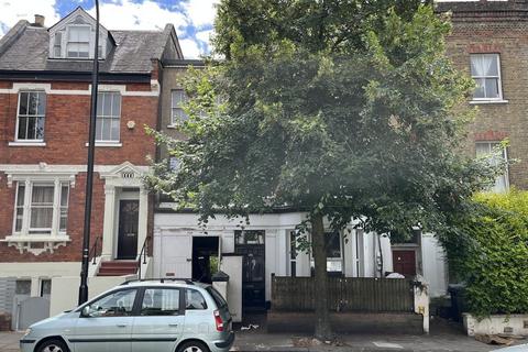 Studio to rent, Iverson Road