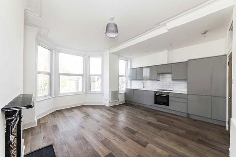 3 bedroom flat to rent, Larden Road, London W3