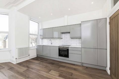 3 bedroom flat to rent, Larden Road, London W3