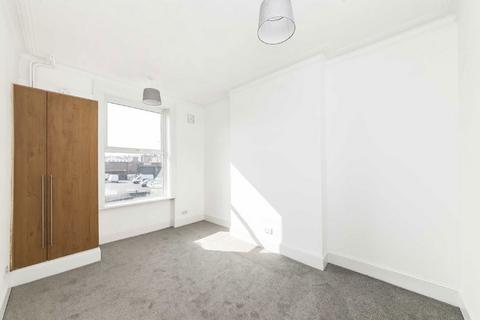 3 bedroom flat to rent, Larden Road, London W3