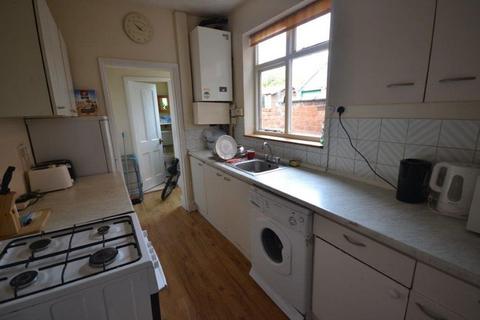 4 bedroom terraced house to rent, Hartopp Road, Leicester