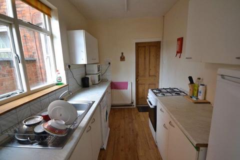 4 bedroom terraced house to rent, Hartopp Road, Leicester