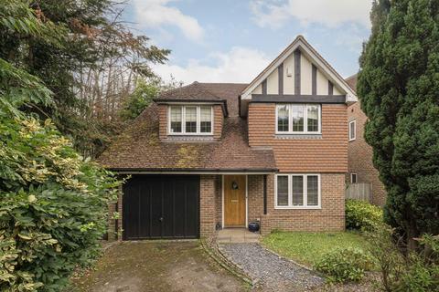 5 bedroom detached house to rent, Hall Place Drive, Weybridge KT13