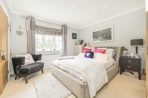 5 bedroom detached house to rent, Hall Place Drive, Weybridge KT13