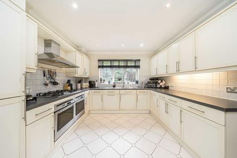 5 bedroom detached house to rent, Hall Place Drive, Weybridge KT13