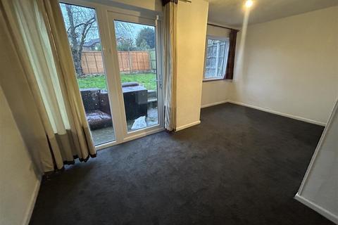 3 bedroom semi-detached house to rent, Corinne Close, Birmingham B45