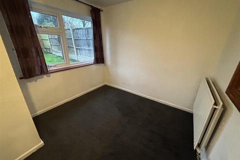 3 bedroom semi-detached house to rent, Corinne Close, Birmingham B45