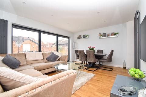 3 bedroom end of terrace house for sale, Celandine Court, Hampshire GU46