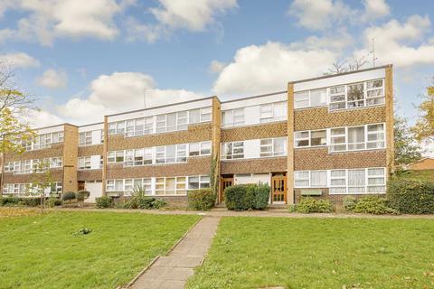 2 bedroom flat for sale, Bucklands Road, Teddington TW11