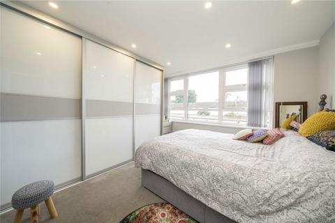 2 bedroom flat for sale, Bucklands Road, Teddington TW11