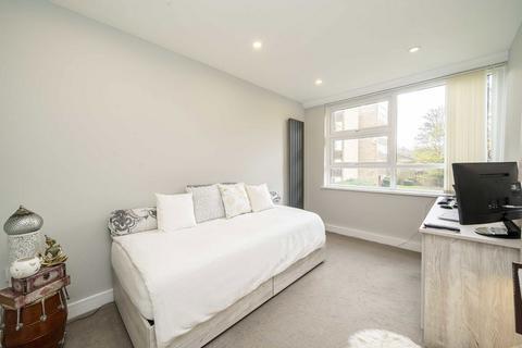 2 bedroom flat for sale, Bucklands Road, Teddington TW11