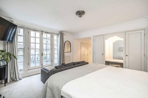 3 bedroom flat to rent, Blackburnes Mews, London W1K