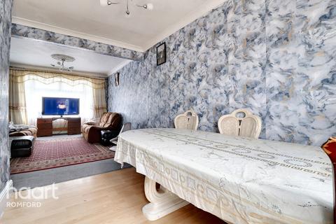 3 bedroom end of terrace house for sale, Oldchurch Road, Romford