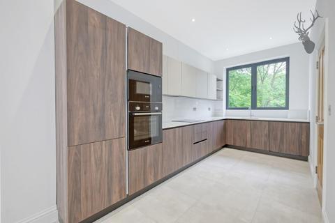 4 bedroom townhouse to rent, Kings Head Hill, London E4