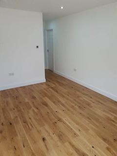 Studio to rent, The Crescent, Slough