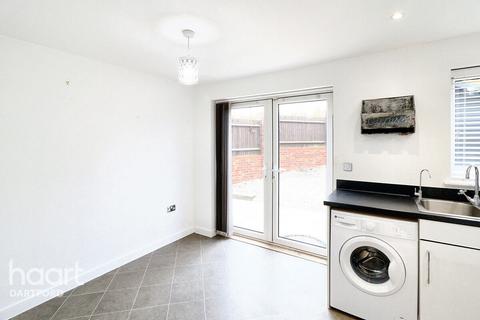 3 bedroom end of terrace house to rent, Halcrow Avenue, Dartford