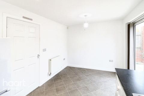 3 bedroom end of terrace house to rent, Halcrow Avenue, Dartford