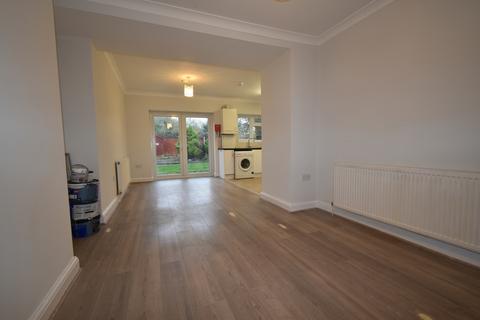 3 bedroom flat to rent, Northolt, UB5