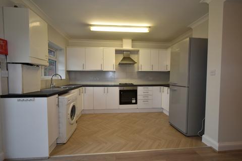 3 bedroom flat to rent, Northolt, UB5