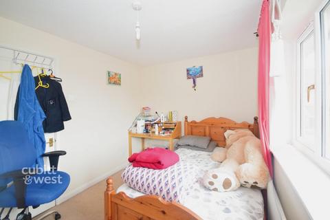 2 bedroom end of terrace house to rent, Chelmsford Close Sutton SM2