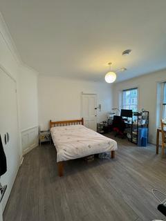 Studio to rent, Haslemere Road, London, N8