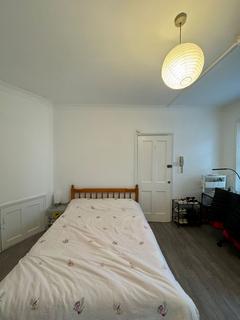 Studio to rent, Haslemere Road, London, N8