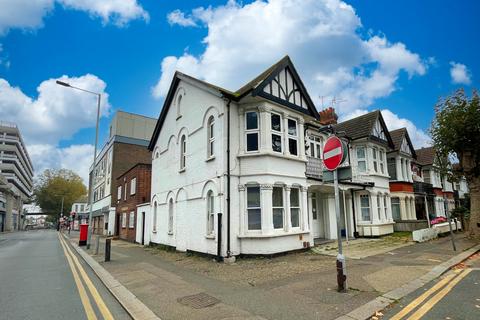 1 bedroom ground floor flat for sale, Warrior Square North, Southend On Sea SS1