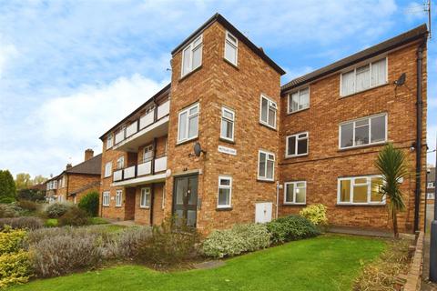 2 bedroom flat to rent, Woodgrange Close, Harrow