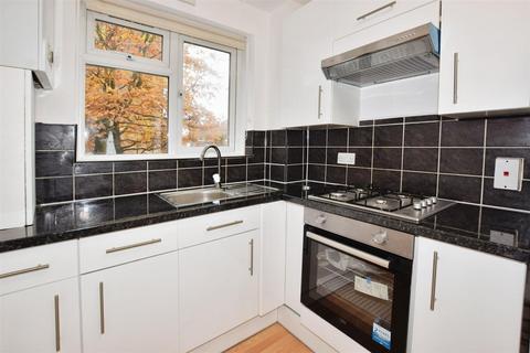 2 bedroom flat to rent, Woodgrange Close, Harrow