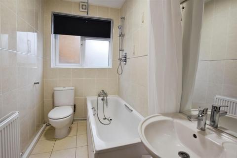 2 bedroom flat to rent, Woodgrange Close, Harrow