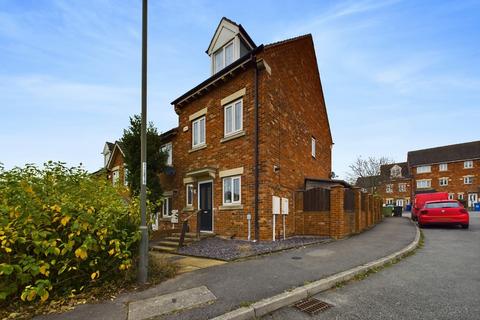 3 bedroom end of terrace house to rent, Martindale Close, Staveley