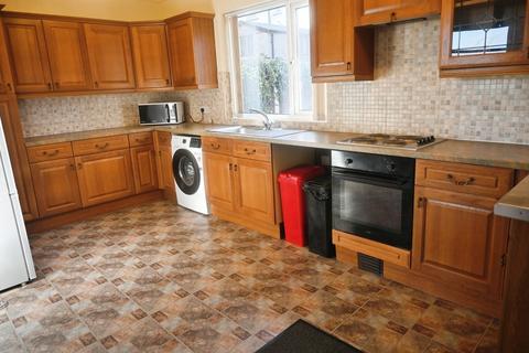 3 bedroom semi-detached house to rent, Thackley Old Road, Bradford BD18