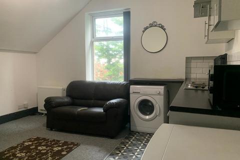 1 bedroom flat to rent, Ash Tree Road, Manchester