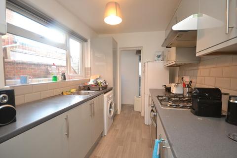 4 bedroom house to rent, Moore Street, Northampton NN2