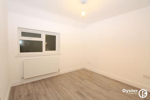 3 bedroom end of terrace house to rent, Prestwick Road, Watford, WD19