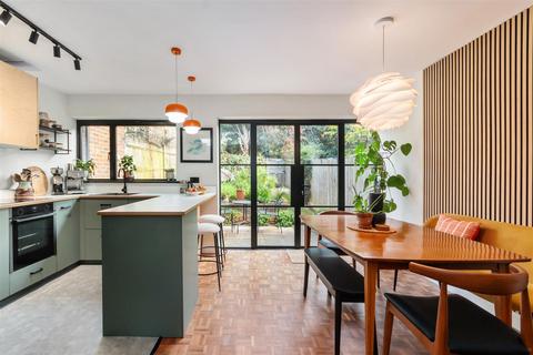 3 Hillview, London, SW20 0TA