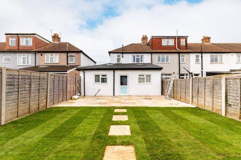 4 bedroom end of terrace house for sale, Byron Avenue, Motspur Park, New Malden, KT3