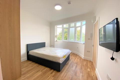 Studio to rent, Antrobus Road, Chiswick, London