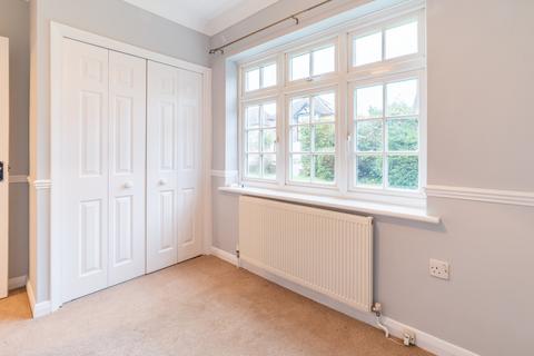 2 bedroom flat to rent, Epsom Road, Leatherhead KT22