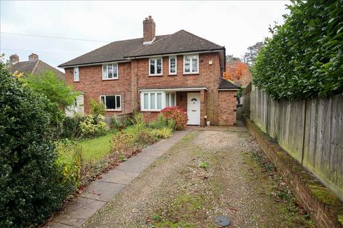 3 bedroom semi-detached house to rent, Close to Chipstead Village