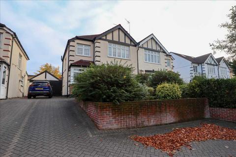 3 bedroom semi-detached house to rent, Close to Coulsdon Town Centre