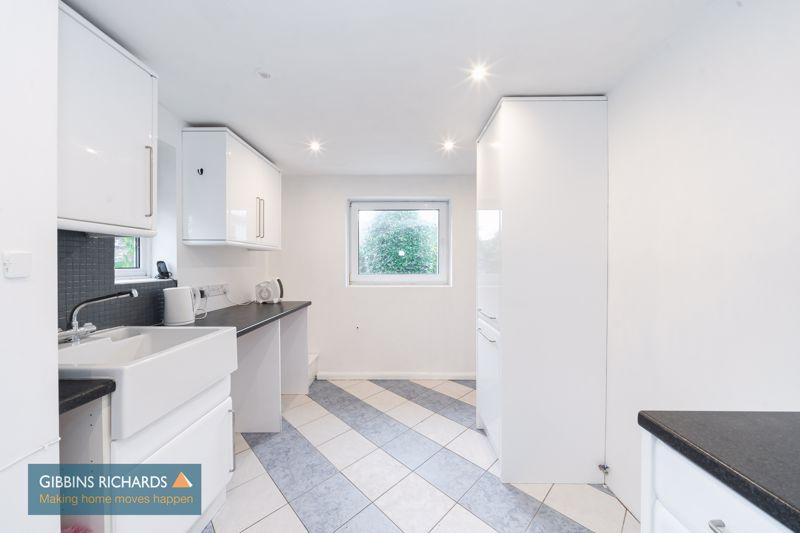 https://media.onthemarket.com/properties/16155740/1519059660/image-2-1024x1024.jpg