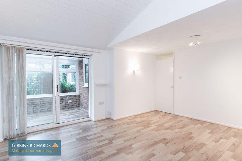 https://media.onthemarket.com/properties/16155740/1519059660/image-5-1024x1024.jpg