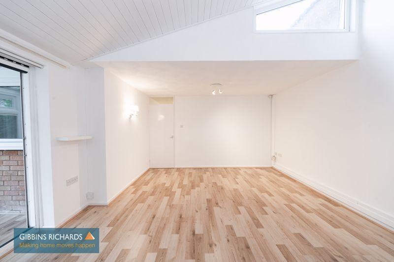 https://media.onthemarket.com/properties/16155740/1519059660/image-9-1024x1024.jpg