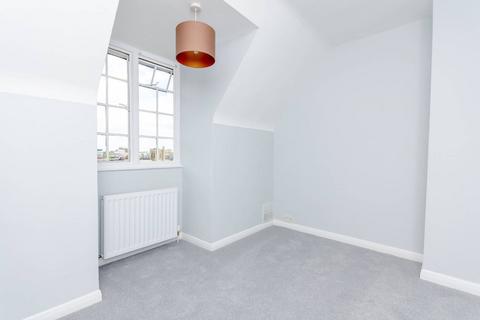 3 bedroom flat for sale, Condor Court, Guildford, GU2