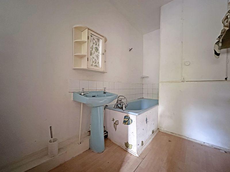 Bathroom (68 A)