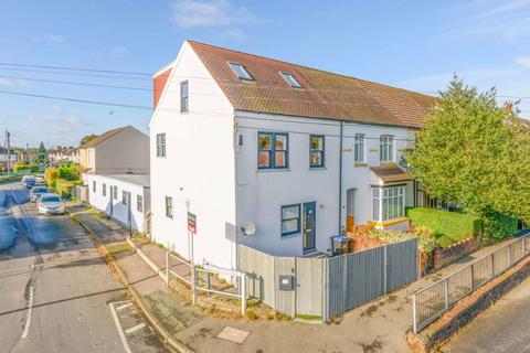 3 bedroom property to rent, Brewery Lane, Byfleet.