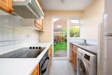 3 bedroom terraced house to rent, Grange Road, Guildford