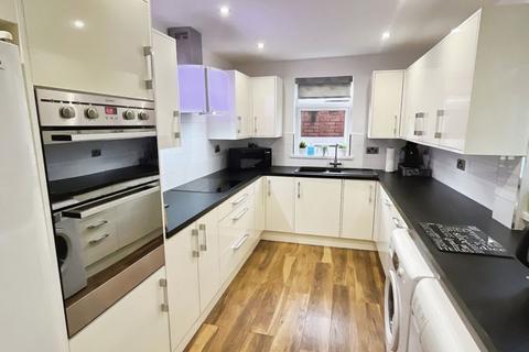 3 bedroom terraced house for sale, Ivy Road, Smithills